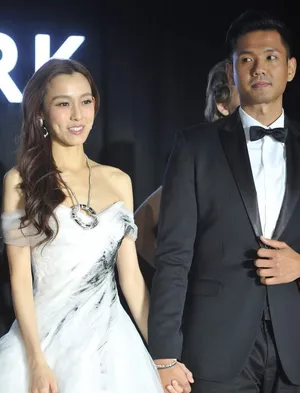 范玮琪着婚纱亮相图片 牵手黑人陈建州大秀恩爱_4