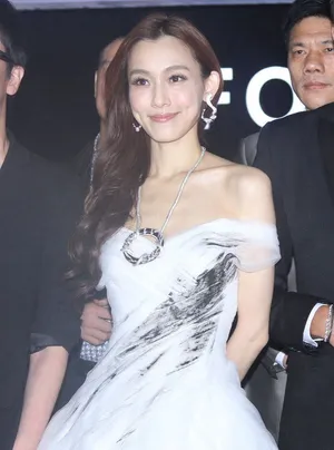 范玮琪着婚纱亮相图片 牵手黑人陈建州大秀恩爱_5