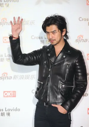 陈柏霖帅气亮相明星街拍盛典 散漫微笑迷人_6