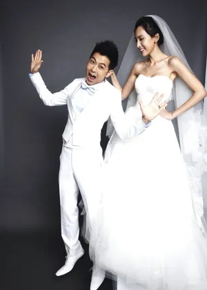 林志颖为庆祝微博粉丝破2000万 发搞怪婚纱照图片_2