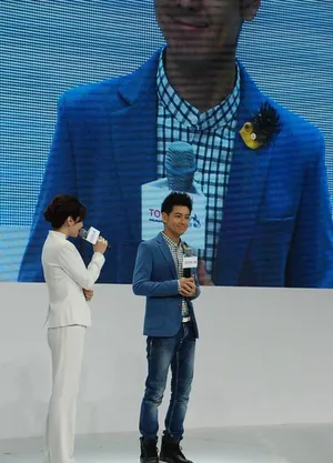 林志颖现身广州丰田车展图片 着蓝色西装帅气十足_8