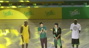 明星篮球赛上海开赛 队长周杰伦忍痛上阵