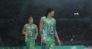 明星篮球赛上海开赛 队长周杰伦忍痛上阵_2