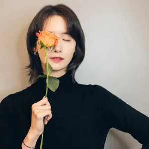 林允儿高领衫短发优雅知性美照图片