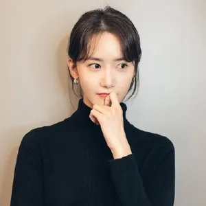 林允儿高领衫短发优雅知性美照图片_3