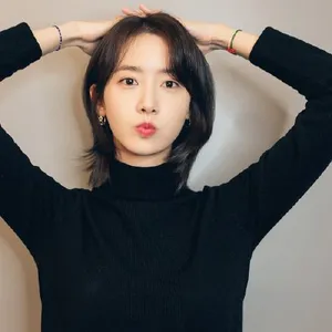 林允儿高领衫短发优雅知性美照图片_4
