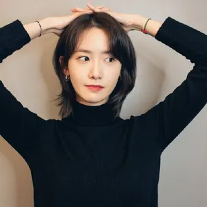 林允儿高领衫短发优雅知性美照图片_7