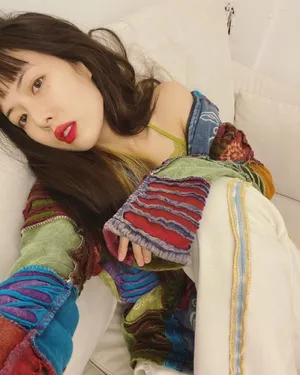泫雅毛衣美肩眼神魅惑撩人美照图片_1