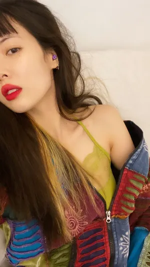 泫雅毛衣美肩眼神魅惑撩人美照图片