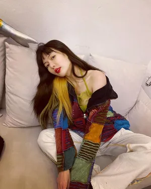 泫雅毛衣美肩眼神魅惑撩人美照图片_2