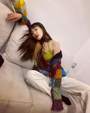 泫雅毛衣美肩眼神魅惑撩人美照图片_3
