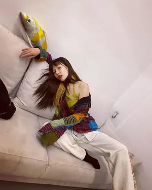 泫雅毛衣美肩眼神魅惑撩人美照图片_4