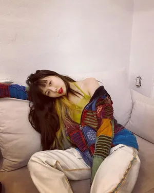 泫雅毛衣美肩眼神魅惑撩人美照图片_5