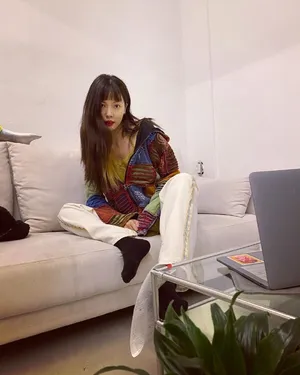 泫雅毛衣美肩眼神魅惑撩人美照图片_7