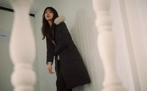 裴秀智冬装羽绒服画报写真图片