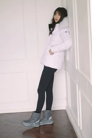 裴秀智冬装羽绒服画报写真图片_6