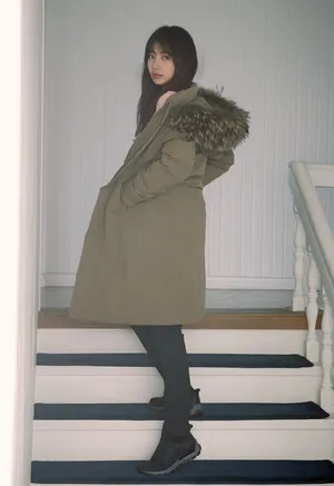 裴秀智冬装羽绒服画报写真图片_8