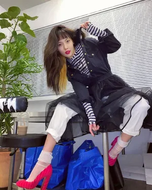 泫雅牛仔外套眼神慵懒迷离性感美照图片_3