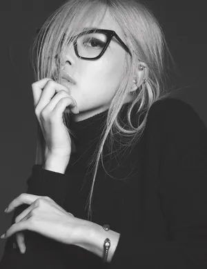 朴彩英眼镜造型黑白写真图片_2