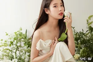 IU拖地白色长裙白皙美腿写真图片_2