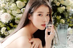 IU拖地白色长裙白皙美腿写真图片_3