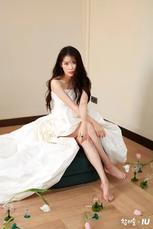 IU拖地白色长裙白皙美腿写真图片_5