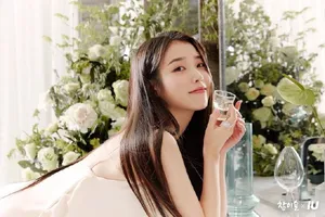 IU拖地白色长裙白皙美腿写真图片_6