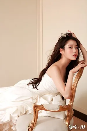 IU拖地白色长裙白皙美腿写真图片_8