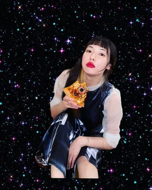 泫雅露肩毛衣可爱性感美照图片