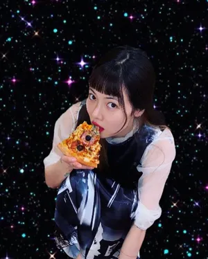 泫雅露肩毛衣可爱性感美照图片_2