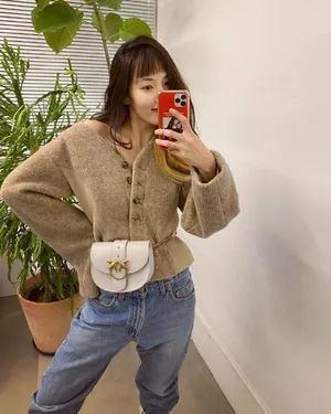 泫雅露肩毛衣可爱性感美照图片_3
