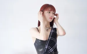 李圣经红发黑裙性感写真图片