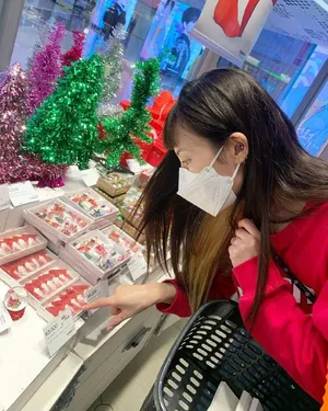 泫雅红毛衣复古风时尚美照图片_2