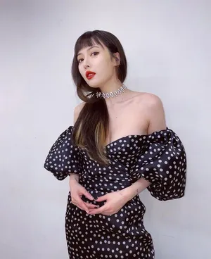 泫雅波点抹胸裙性感写真图片_2