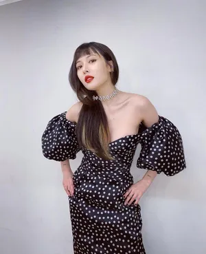 泫雅波点抹胸裙性感写真图片_5