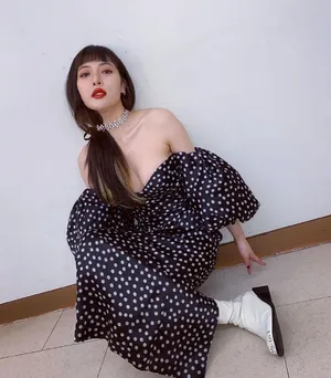泫雅露肩波点裙性感撩人美照图片_6