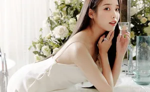 IU李知恩吊带白裙性感写真图片_3