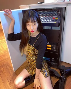 泫雅豹纹吊带裙性感撩人美照图片