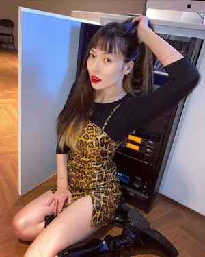 泫雅豹纹吊带裙性感撩人美照图片_6