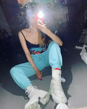 泫雅蕾丝吊带魅惑撩人写真图片_3