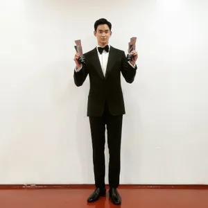 金秀贤西服革履帅气优雅帅照图片