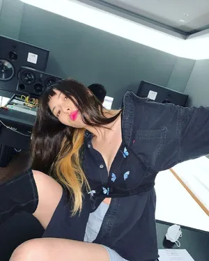 泫雅抹胸牛仔衣性感妩媚美照图片