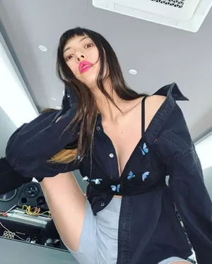 泫雅抹胸牛仔衣性感妩媚美照图片_3