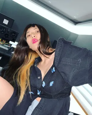 泫雅抹胸牛仔衣性感妩媚美照图片_4