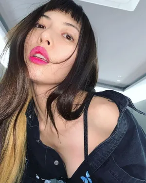 泫雅抹胸牛仔衣性感妩媚美照图片_5