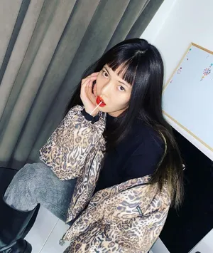 泫雅豹纹外套性感撩人美照图片