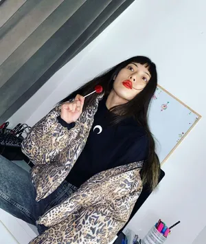 泫雅豹纹外套性感撩人美照图片