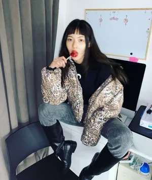 泫雅豹纹外套性感撩人美照图片_2