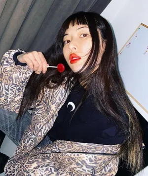 泫雅豹纹外套性感撩人美照图片_3
