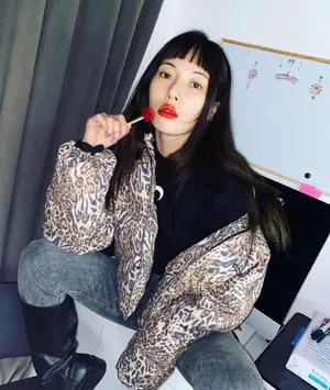 泫雅豹纹外套性感撩人美照图片_4